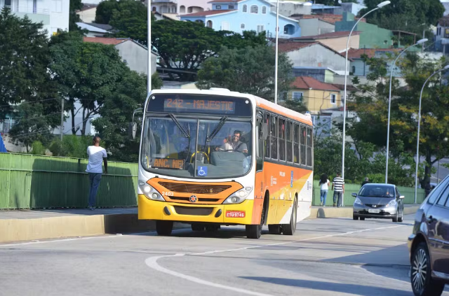 Assembleia do sindicato dos motoristas atrasa saída de ônibus em São José dos Campos, SP