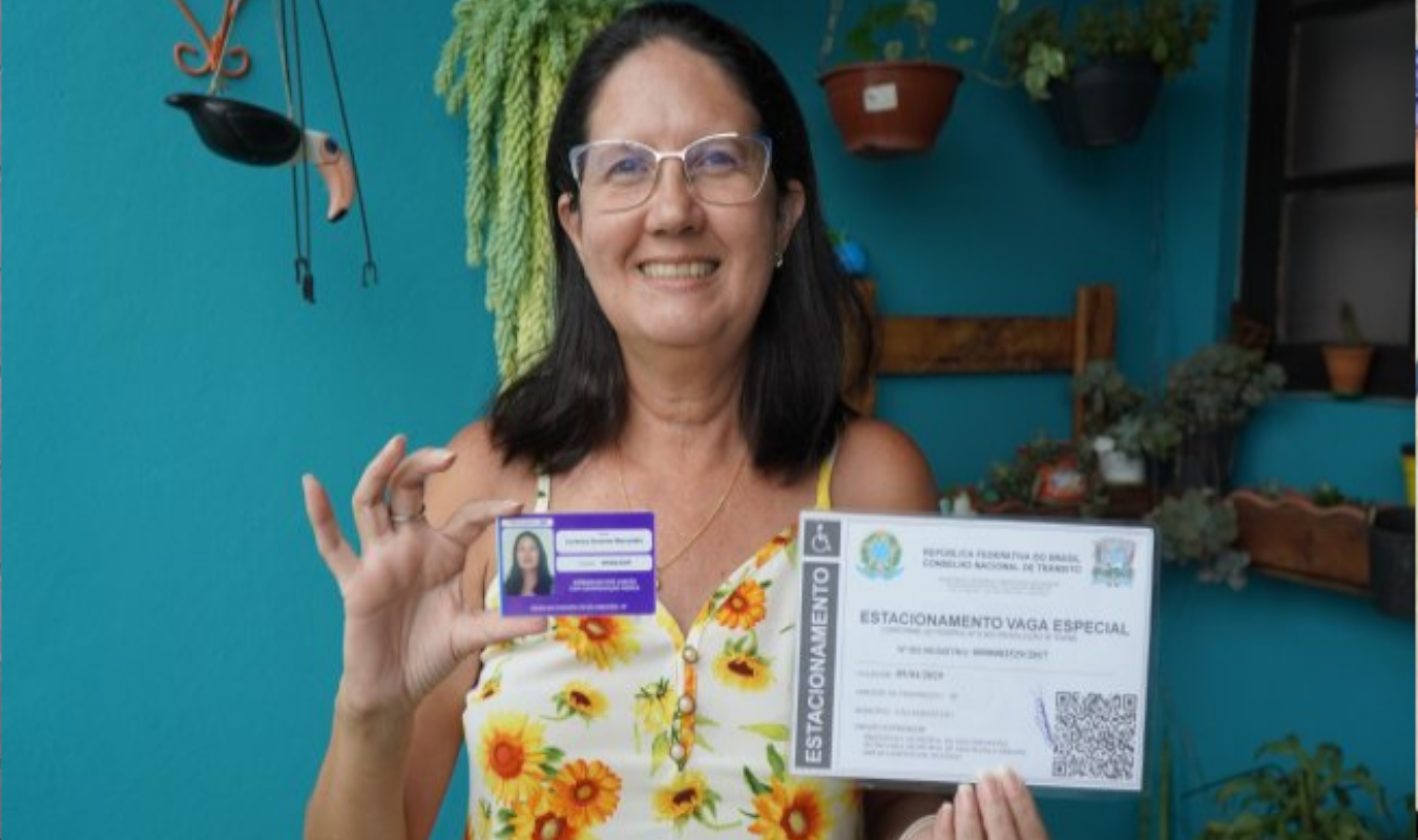 Dona de casa é a primeira a receber cartões preferenciais da SEPEDI por conta da fibromialgia em São Sebastião